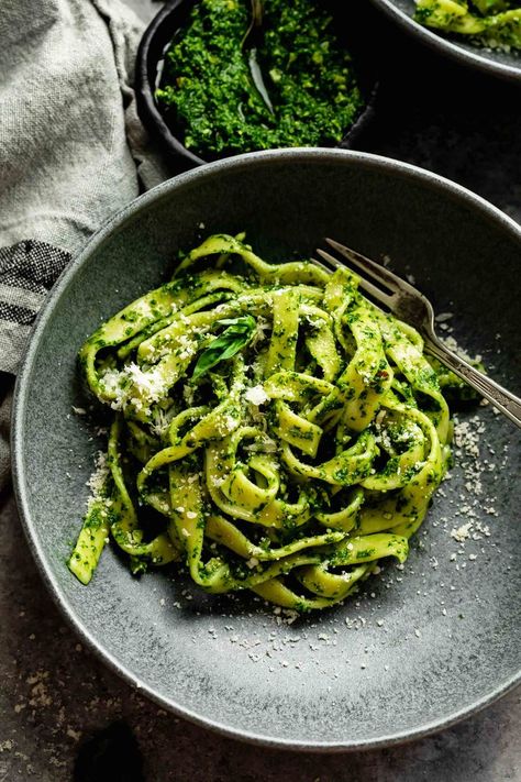 Essen, Pesto Photography, Pasta Basil, Resep Oatmeal, Kale Pesto Pasta, Pesto Dishes, Kale Pesto Recipe, Italian Seasonings, Green Pasta