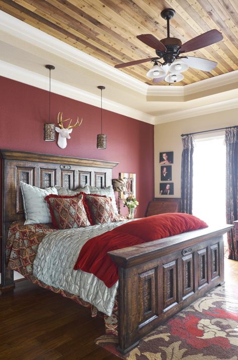 Red Bedroom Accent Wall, Bedroom Red Walls Ideas, Bedroom With Red Accent Wall, Bedroom Red Decor, Rustic Red Bedroom Ideas, Red Accent Bedroom Ideas, Retro Master Bedrooms Decor, Rustic Red Bedroom, Red And Brown Bedroom