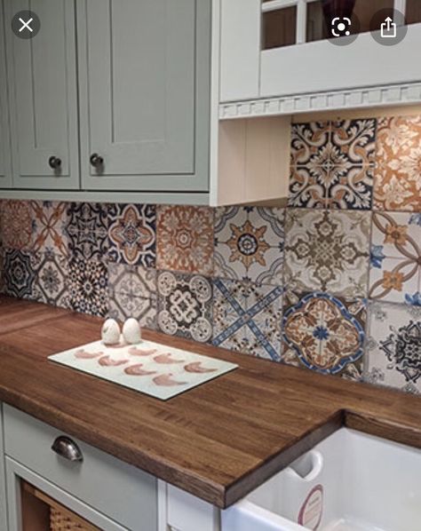 Moroccan Interiors Kitchen, Moroccan Tiles Kitchen Backsplash, Moroccan Kitchen Design, Kitchen Natural Wood, Moroccan Tiles Kitchen, Moroccan Style Kitchen, Wallpaper Decor Ideas, Moroccan Tile Backsplash, Wallpaper Design Ideas