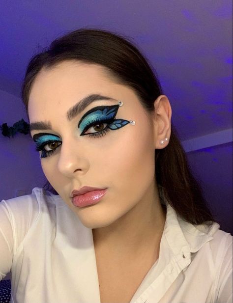 Blue And Black Fairy Makeup, Fairy Blue Makeup, Blue Butterfly Eyeshadow, Blue Fairy Makeup Halloween, Blue Butterfly Makeup Looks, Blue Butterfly Eye Makeup, Buterfluffy Makeup, Butterfly Face Makeup, Blue Fairy Makeup