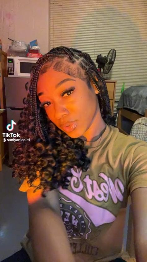 Big Short Knotless Braids, Hairstyles To Do On Braids With Curls, Short Cute Braids, Bob Braids With Curly Ends, Bob Knotless Braids With Curly Ends, Short Knotless With Curls, Short Knotless Box Braids With Beads, Knotless Bob With Curls, Short Box Braids With Curly Ends