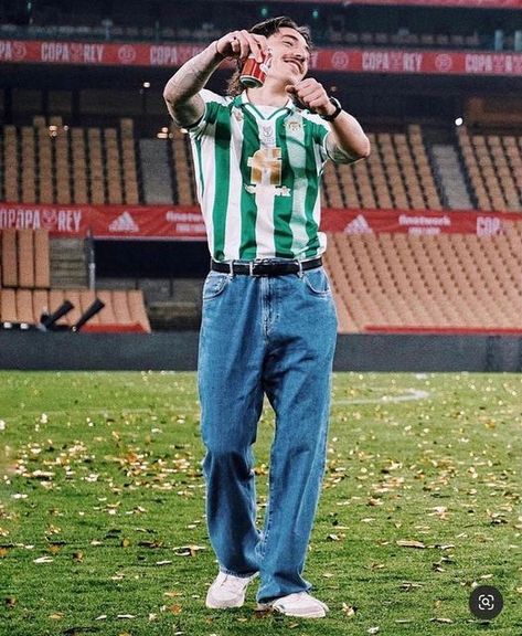 Off the Pitch - Archive on Instagram: "Hector Bellerin x Betis • #blokecoremania #blokecore #hectorbellerin #betis #blokecoreoutfit #blokecorearchive" Vintage Jersey Outfit Men, Streetwear Men 2023, Polo Jersey Outfit, Vintage Soccer Jersey Outfit Men, Styling Football Jersey, Blockcore Outfit Men Aesthetic, Hector Bellerin Outfit, Soccer Jersey Outfit Men Fashion, Blokecore Outfits Men