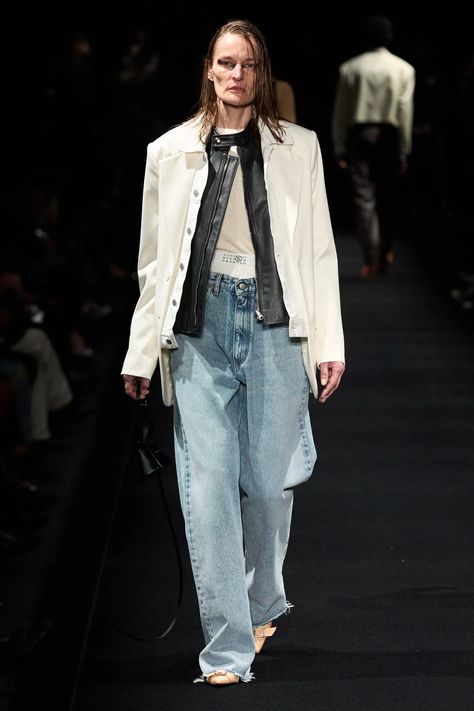 Layering Street Style, Androgynous Outfits, Fall 2023 Ready To Wear, 2023 Ready To Wear, Layered Fashion, Androgynous Fashion, Denim Branding, Mm6 Maison Margiela, Fall 2023