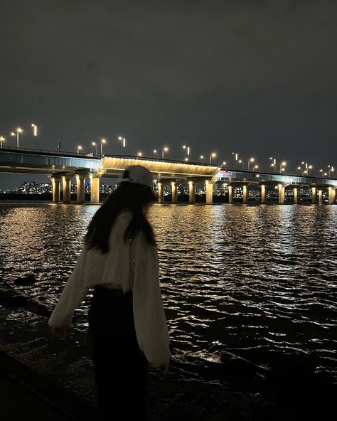 한강 Han river Seoul evening date Allie Amour Seoul Han River Aesthetic, Sungai Han Seoul Night, Hangang River Aesthetic, Han River Aesthetic Night, Han River Aesthetic, Han River Night, Korea Han River, River With Friends, Han River Seoul