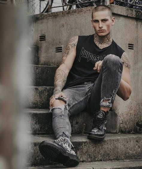 Fabien Tietjen Tattoo, Punk Clothes Men, Rockstar Outfit Men, Punk Outfits Men, Punk Poses, Punk Photoshoot, Tattooed Guys, Goth Male, Grunge Photoshoot