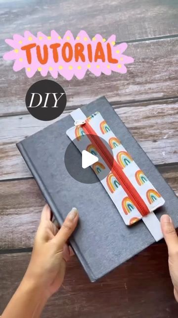 Notebook Pencil Holder Diy, Elastic Pen Holder Diy, Pen Holder Bookmark Diy, Pen Pouch Diy, Pencil Case Diy Tutorial, Pen Case Diy, Diy Crafts Pencil Case, Pencil Pouch Diy, Pen Holder Diy