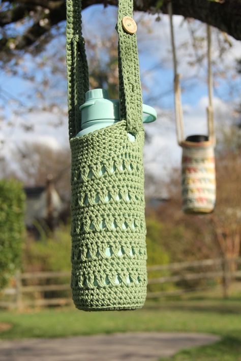 Water Bottle Carrier Crochet, Crochet Water Bottle, Crochet Water Bottle Holder, Drink Cozies, Bottle Cozies, Purse Tutorial, Water Bottle Carrier, Crochet Business, Water Bottle Holder