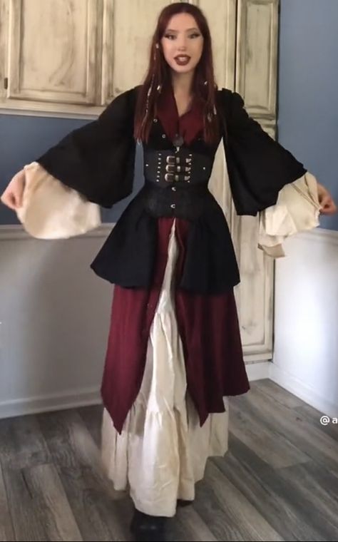 Women Pirate Outfits Medieval, Renfaire Pirate Women, Punk Outfits Women, Pirate Outfit Women, Women’s Pirate Outfit Diy, Women’s Modest Pirate Costume, Lady Pirate Cosplay, Armor Dress, Pirate Dress