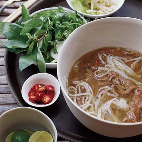 Beef Vermicelli Bowl, Beef Vermicelli, Vermicelli Bowl, Pho Beef, Chile Oil, How To Make Pho, Chicken Pho, Pho Soup, Pho Recipe