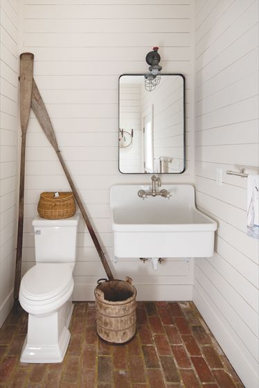 Nautical objects make up the décor of the pool house, bathroom and outdoor shower. Poolhouse Bathroom, Outdoor Pool Bathroom, Pool Bathroom Ideas, Pool House Bathroom, Garage Bathroom, Living Pool, Outdoor Bathroom Design, Outdoor Toilet, Pool Bathroom