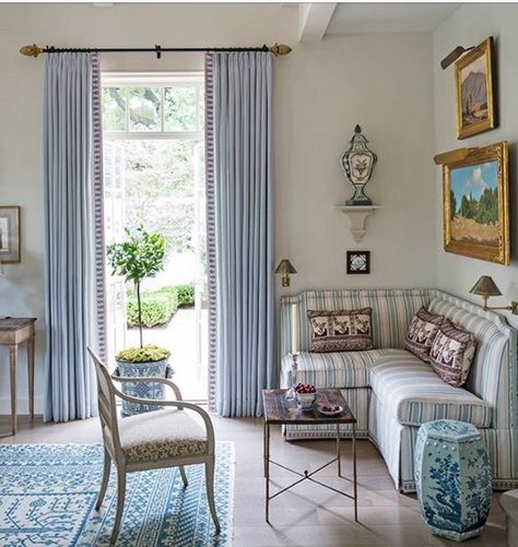 ... corner sofa Blue And White Decor, Veranda Magazine, White Elegance, Blue And White Chinoiserie, Casa Country, Casas Coloniales, Coastal Living Rooms, Chinoiserie Chic, Spanish Colonial