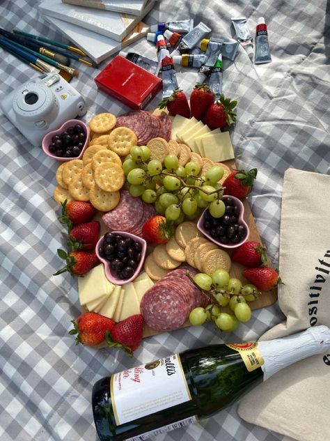 Picnic Charcuterie Board For Two, Charcuterie Board Aesthetic Picnic, Charcuterie Board For Picnic, Indoor Picnic Aesthetic, Picnic Birthday Food Ideas, Romantic Picnic Aesthetic, Pinic Romantico Aesthetic, Charcuterie Picnic Ideas, Picnicking Ideas