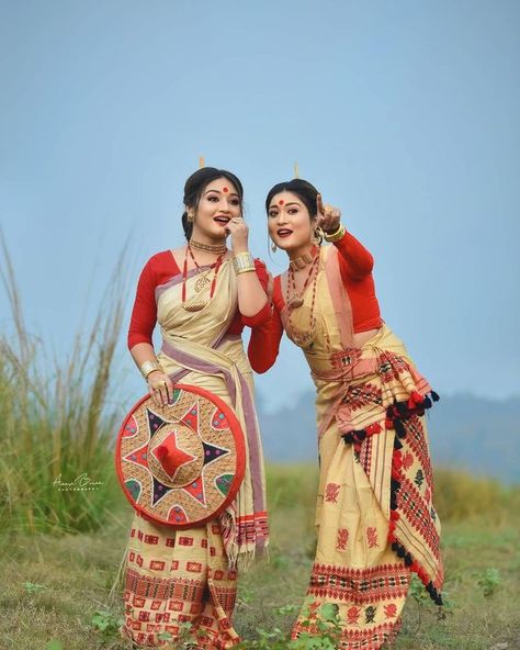 Bihu Dance Photography, Assamese Traditional Dress, Bihu Dance, India Traditional Dress, Indian Wedding Poses, Cute Quick Hairstyles, Bride Photography Poses, Beautiful Casual Dresses, Traditional Indian Dress