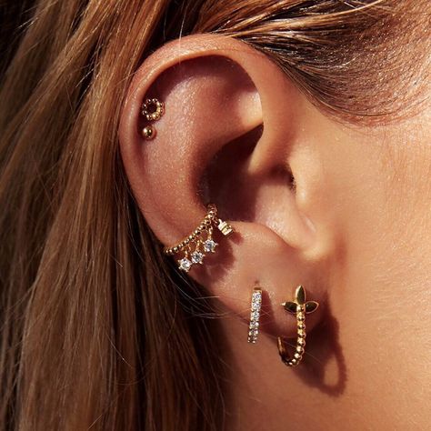 eve's JEWEL on Instagram: “Hot Hot Hot✨🧨 Gleich zwei Ear Pieces aus dieser wunderschönen Kombination sind wieder erhältlich: unser Gipsy Earcuff und unsere Crystal…” Snug Piercing, Piercing Inspo, Cool Ear Piercings, Beautiful Stud Earrings, Multiple Piercings, Arrow Tattoos, Jewelry Tattoo, Aesthetic Things, Stacked Jewelry