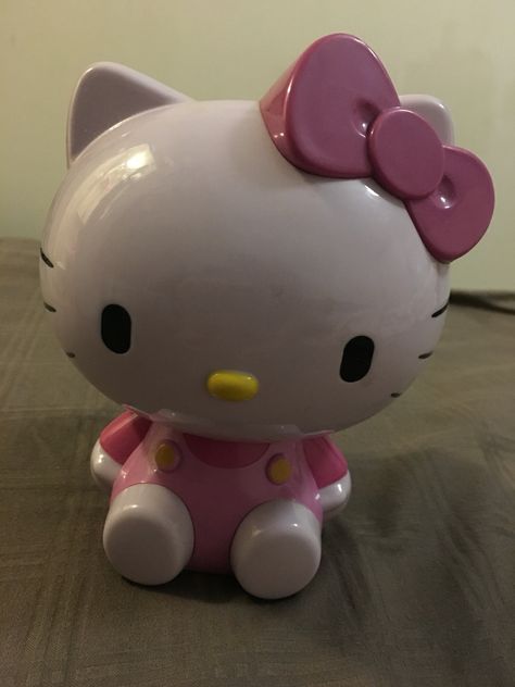 Hello kitty coin bank Hello Kitty Clay Sculpture, Ceramic Bank Ideas, Hello Kitty Piggy Bank, Hello Kitty Sculpture, Ceramic Piggy Bank Ideas, Clay Coin Bank, Clay Piggy Bank, Salmon Kabobs, Hello Kitty Ceramic