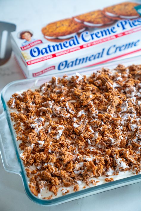 Oatmeal Cream Pie Cheesecake Recipes With Oatmeal Cream Pies, Oatmeal Cream Pie Dessert, Thanksgiving Layered Desserts, Oatmeal Cream Pie Pie, Oatmeal Cream Pie Dessert Recipes, Little Debbie Cheesecake Recipe, Oatmeal Cream Pie Bars, Oatmeal Pie Cake, Little Debbie Dessert Recipes