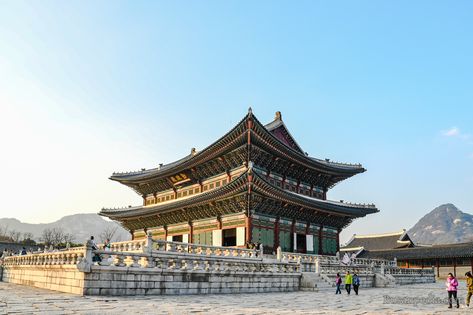 Gyeongbokgung Palace in Seoul, South Korea Gyeongbokgung Palace Aesthetic, Gate Modern, Gyeongbokgung Palace, Building Aesthetic, Culture Day, South Korea Travel, Royal Guard, Korea Travel, Seoul South Korea