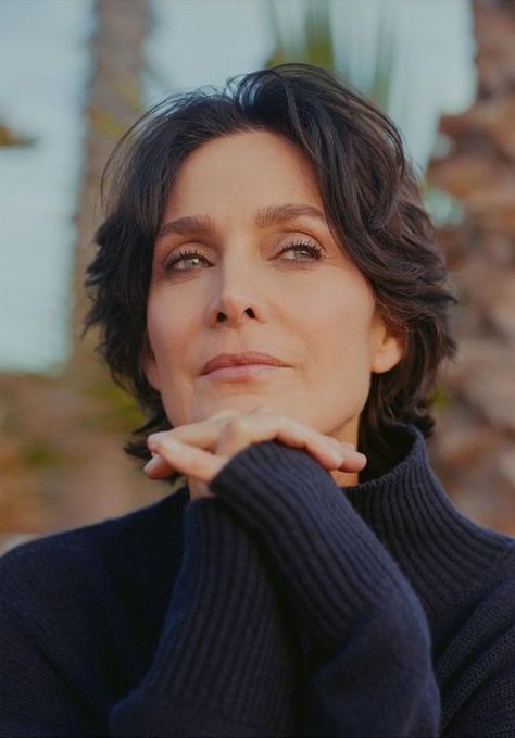 Moss Hair, Carrie Anne Moss, Long To Short Hair, Classic Actresses, Ageless Beauty, Colored Highlights, Medium Hair Cuts, 인물 사진, Cut And Color