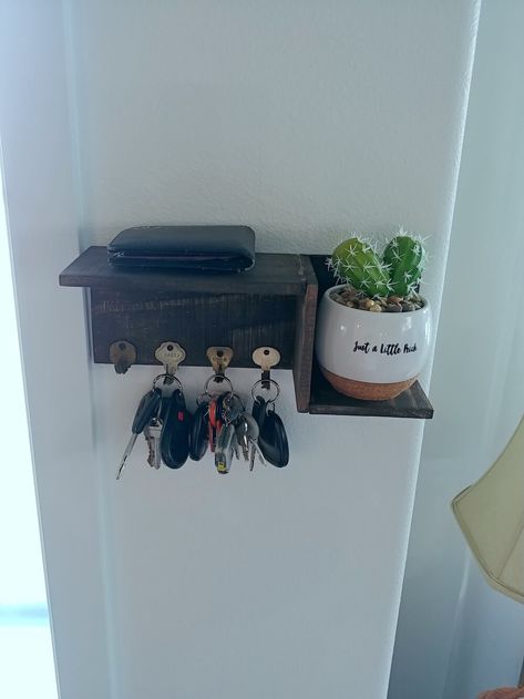 DIY Key Rack Key Tray Ideas, Diy Key Rack, Key Rack Diy, Key Holder Diy, Faux Cactus, Key Tray, Diy Key, Old Keys, Tray Ideas