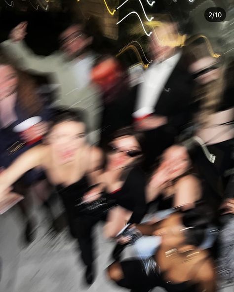 nyc fashion new york party night friends blurry Nyc Aesthetic Night, Friends Party Night, New York Party, Fashion New York, 3 Best Friends, Blurry Pictures, Night Friends, Clubbing Aesthetic, Nyc Aesthetic