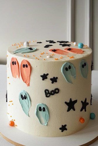 Oct 18, 2019 - What can be more fun than Halloween treats? Cupcakes, cakes, cookies, and other scary and delicious desserts are presented here for your inspiration. Deco Cupcake, Halloween Torte, Pasteles Halloween, Halloween Fest, Halloween Baking, Bento Cake, Spooky Szn, Fall Yall, Halloween Cake