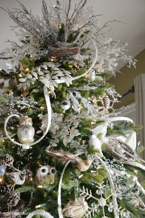 Winter Nesting Tree with sparkling snowflakes, icy branches, glittery nests and bird ornaments | ©homeiswheretheboatis.net #Christmastree #wintertree #birds #owls Winter Tree Decorations, Owl Christmas Tree, Woodland Christmas Decor, Woodland Christmas Tree, Flocked Tree, Christmas Homes, Bird Christmas, Tree Winter, Elegant Christmas Trees