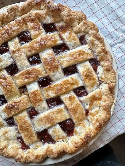 Use Lard for a More Perfect Pie Crust Fruit Pie Crust, Lard Pie Crust, Cobbler Crust, Making Pie Crust, Cream Cheese Pastry, Fruit Pies, Butter Crust, Cheese Pastry, Perfect Pie Crust