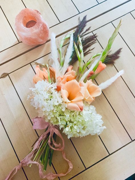 Wedding Bouquet With Gladiolus, Bouquet With Gladiolus, Gladiolus Wedding Decor, Gladiolus Bridal Bouquet, Gladiolus Bouquet, Green Gladiolus Flower, Pink Gladiolus, Vase Ideas, Flower Boquet