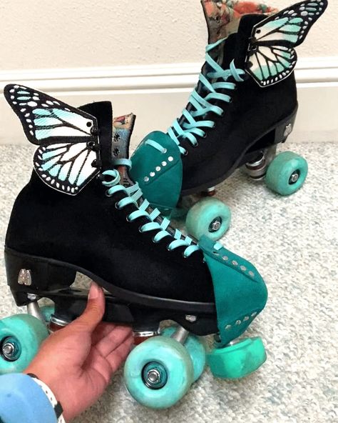 Black moxi lolly rollerskates, with teal and black theme and teal butterfly wings Butterfly Roller Skates, Grunge Roller Skates, Roller Derby Drills, Roller Skates Fashion, Butterfly Boots, Blade Shoes, Roller Skating Outfits, Skater Boi, Roller Skates Vintage