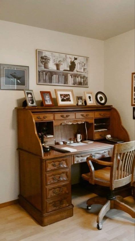 Room With Roll Top Desk, Rolltop Desk Styling, Old Rooms Vintage, Vintage Desk Styling, 1940s Office Decor, Kitchen Design Space Saving, Old Room Vintage, Old Study Room, Vintage Study Table