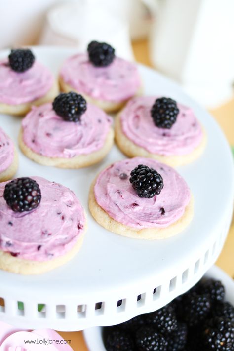 Blackberry Buttercream Frosting, Blackberry Cookies, Blackberry Buttercream, Blackberry Dessert, Mini Fruit Tarts, Strawberry Butter, Blackberry Recipes, Macaron Cake, Sugar Cookie Mix