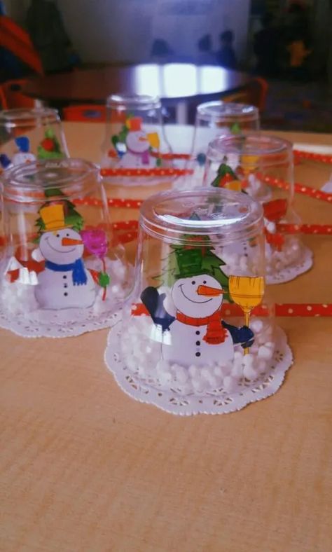 Snow Globe Crafts, Globe Crafts, Christmas Crafts For Kids To Make, Christmas Arts And Crafts, Winter Crafts For Kids, Preschool Christmas, Crafts For Kids To Make, Home Diy Projects, Paper Crafts Diy Kids