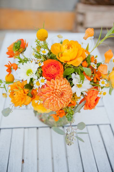 oranges with pops of white. Now this is how I want mu bouquet to look Dahlia Wedding Bouquets, Yellow Flower Arrangements, Wedding Orange, Orange Wedding Flowers, Orange Baby Shower, Wedding Bouquets Pink, Flowers Orange, Boda Mexicana, Flower Names