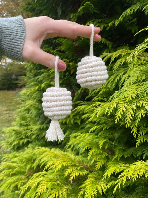 2 round macrame Christmas baubles held on my fingers in front of some lush green trees. Macrame Tutorials, Macrame Christmas, Old Dog, Dog Mum, Handmade Macrame, Macrame Tutorial, Mini Christmas, Youtube Tutorials, 2 On