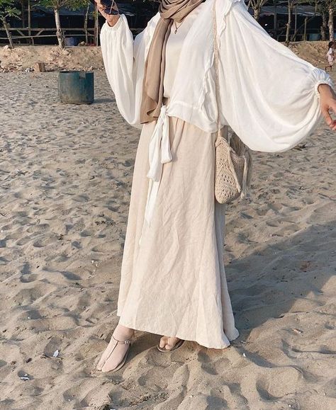 Beach Outfit For Hijab, Beach Outfit Hijab Simple, Beach Dress Hijab, Beach Outfit Hijab Style, Outfit Beach Hijab, Camping Ootd, Beach Hijab Outfit Ideas, Modest Beach Wear, Hijabi Beach