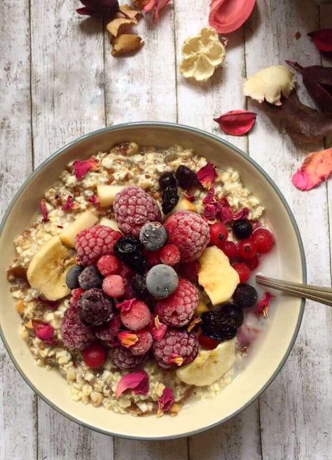 Zucchini Oatmeal,Zoats, is a great way to smuggle in veggies into your breaky. Hast du schon mal Zucchini in deine Haferflocken gemischt? Zucchini Oatmeal, Raw Oats, Calendar Photo, Breakfast Routine, 2018 Calendar, Banana Chips, Smoothie Bowls, Oatmeal Recipes, Food Bowl