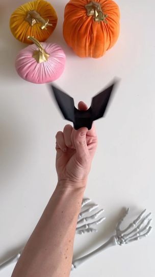 11K views · 33K reactions | DIY Flying Bat 🦇✨
One of my all-time favorite crafts—super easy and perfectly spooky! Be sure to save this for #Halloween and follow for more spooky crafts 👻! 

Murciélago volador 🦇✨!
Igual de fácil de hacer como de tenebroso bua ja ja
Compartí este video con tu crafty amiga 🖤 y seguime de cerca que octubre es halloween!

#papercrafts #diycrafts #halloweendiy #halloweencrafts #bat #5minutecrafts | Lucia Mallea | Keiron Raven · BEETLEJUICE THEME SONG (REMIX) Spooky Crafts, Flying Bat, Theme Song, Beetlejuice, 5 Minute Crafts, Fall Thanksgiving, Halloween Diy, Halloween Crafts, Follow For More