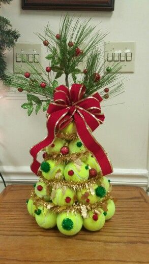 Tennis Ball Wreath Diy, Tennis Banquet Ideas, Tennis Wreath, Tennis Ball Christmas Tree, Tennis Ball Decor, Tennis Ball Cans Ideas, Christmas Tennis, Tennis Ornaments Diy, Diy Tennis Ball Ornaments