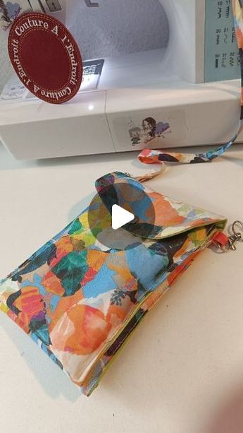 alendroitcouture on Instagram: "Premier tuto 2024 ,retrouve le tuto complet sur ma chaîne youtube (Le lien est dans mes story à la une rubrique tuto ) Pochette téléphone mesures finis L14xH20x P2cm il vous faudra 1x ouate ou renfort thermocollant 1xcoton imprimé 1x coton uni L17 xH54 cm 1x ouate ou renfort thermocollant 1xcoton imprimé 1x coton uni L17 xH42cm 1 xcoton imprimé L4,5cm xH10cm 1x coton imprimé L5xH120cm 2 mousquetons une paire de pressions métalliques ou plastiques retrouvez mes ustensiles couture via mon lien Linktree sur mon profil #amazoninfluencer" Cell Phone Holder Diy, Diy Sac Pochette, Pochette Diy, Pochette Portable, Diy Textiles, Sewing Machine Basics, Textile Projects, How To Make Purses, Basic Embroidery Stitches