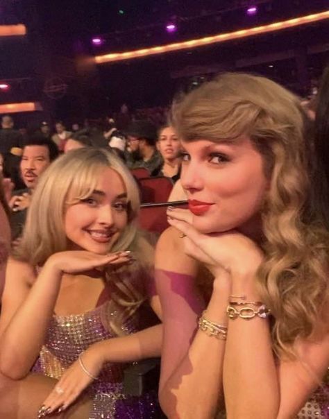 Taylor And Sabrina, Taylor Sabrina, Hilarious Photos, Lil Sis, Perfect Moment, Live Show, Love Pictures, Sports Teams, Sabrina Carpenter