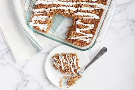 Cinnamon Roll Baked Oatmeal - Super Healthy Kids Cinnamon Roll Baked Oatmeal, Baking With Applesauce, Baking With Toddlers, Oatmeal Bake, Baked Oatmeal Healthy, Cinnamon Roll Bake, Dessert For Breakfast, Baking Buns, Super Healthy Kids