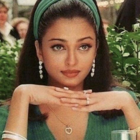 Aishwarya Rai Makeup, 90s Bollywood Fashion, Bollywood Makeup, Sherilyn Fenn, 90s Bollywood Aesthetic, 90s Bollywood, Indian Makeup, Vintage Bollywood, Indian Aesthetic