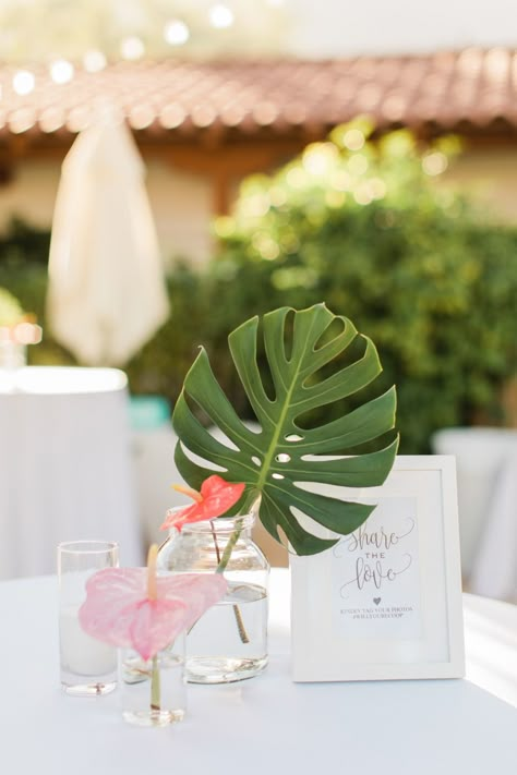 Greenery Wedding Theme, Tropical Wedding Centerpieces, Poolside Wedding, Tropical Centerpieces, Tropical Wedding Theme, Tropical Wedding Decor, Tropical Wedding Inspiration, Fiesta Tropical, Tropical Bridal