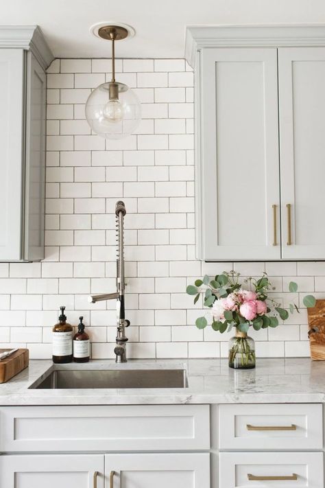 Light grey cabinets with brass gold hardware cabinet pulls handles. Marble countertop. Subway tile backsplash. White kitchen inspiration. Home design decor ideas inspiration. west elm - Eclectic Glam Style In Seattle Hiasan Dalaman Dapur, Dapur Moden, Ikea 2015, Model Dapur, Light Gray Cabinets, White Kitchen Backsplash, Herringbone Backsplash, Decor Ikea, Ranch Style House Plans