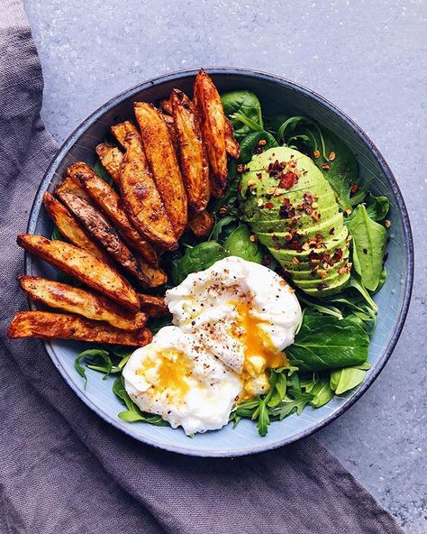 This Arugula, Baby Spinach, Potatoes and Poached Eggs recipe is featured in the Salads along with many more Eggs Avocado, Plats Healthy, Tasty Breakfast, Resep Diet, Makanan Diet, Smitten Kitchen, God Mat, Idee Pasto Sano, Healthy Meal Prep