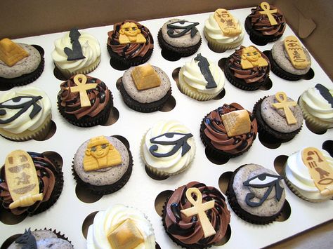 Egyptian Birthday Cupcakes | Flickr - Photo Sharing! Egyptian Themed Party, Egyptian Halloween, Egyptian Party, Egyptian Wedding, Starověký Egypt, Egyptian Food, Chocolate Caliente, Themed Cupcakes, Food Themes