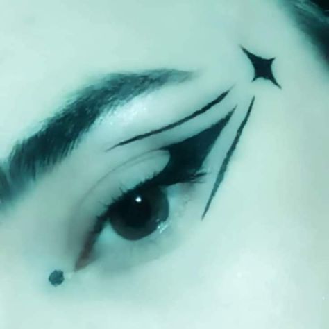 Anime Inspired Eyeliner, Metallic Eyeliner Looks, Eyeliner Anime, Anime Eyeliner, Grungy Makeup, Goth Eye Makeup, Slay Makeup, Eyeliner Designs, Punk Makeup