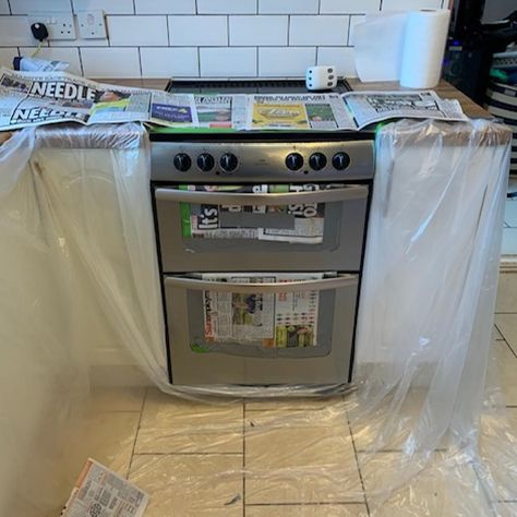 Be inspired by this incredible pink oven makeover that cost less than £30! Oven Makeover Diy, Oven Makeover, Painting Oven, Old Oven, Easy Off Oven Cleaner, Pink Oven, Painting Appliances, Stove Black, Mobile Home Renovations