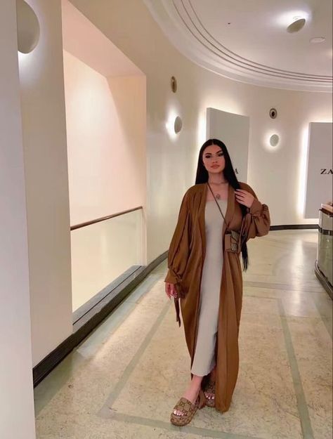 Structured Fashion Casual, Saudi Arabia Women Fashion, Structured Fashion, Abaya Outfit, Estilo Hijab, Stile Hijab, Modesty Outfits, Muslim Outfits Casual, Mode Abaya