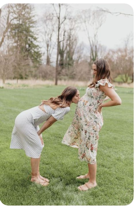 Sister Pregnancy Photos, Baby Shower Photography Poses, Sister Maternity Pictures, Friend Pregnancy Photos, Dresses For Baby Shower, Pregnant Best Friends, Nemo Baby, Maternity Photography Ideas, Shower Photos